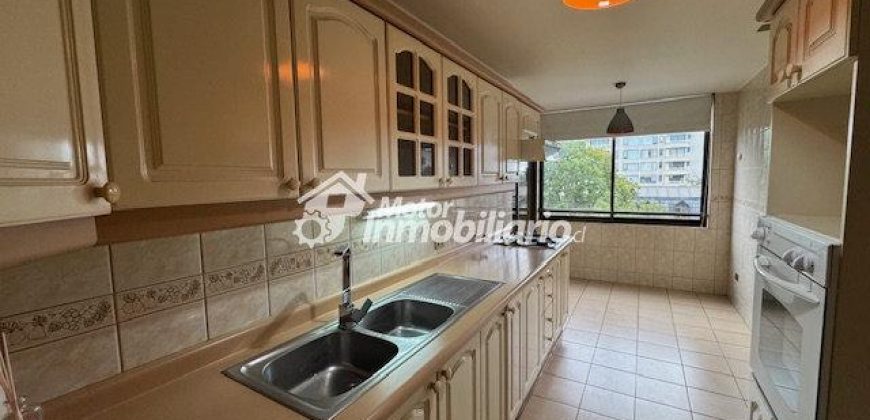 SE ARRIENDA GRAN DEPARTAMENTO DE 4 DORMITORIOS, 3 BAÑOS, 2 ESTACIONAMIENTOS Y 1 BODEGA EN TEMUCO, A PASOS DE CLÍNICAS Y CENTROS COMERCIALES