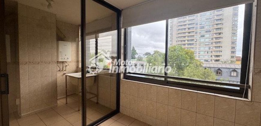 SE ARRIENDA GRAN DEPARTAMENTO DE 4 DORMITORIOS, 3 BAÑOS, 2 ESTACIONAMIENTOS Y 1 BODEGA EN TEMUCO, A PASOS DE CLÍNICAS Y CENTROS COMERCIALES