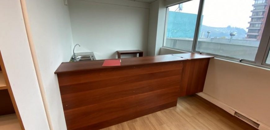 SE ARRIENDA AMPLIA Y LUMINOSA OFICINA EN EL CENTRO DE TEMUCO, ARTURO PRAT
