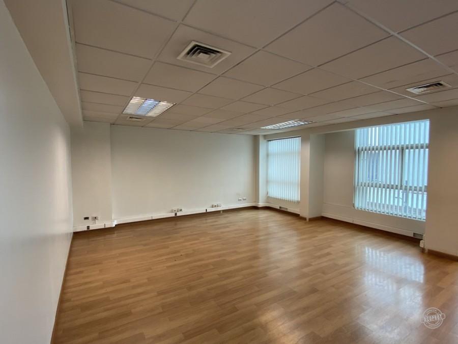 SE ARRIENDA AMPLIA Y LUMINOSA OFICINA EN EL CENTRO DE TEMUCO, ARTURO PRAT