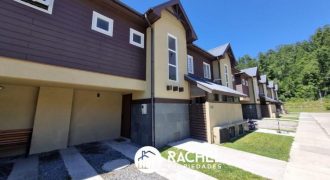 EN VENTA CASA DE 3 DORMITORIOS COMPLETAMENTE AMOBLADA EN CONDOMINIO LOS ROBLES III – PUCON.