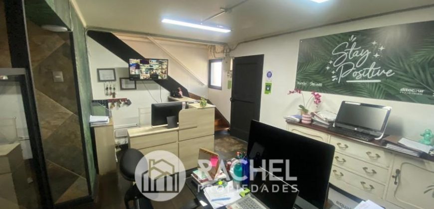 SE ARRIENDA AMPLIA CASA COMERCIAL CON OFICINAS