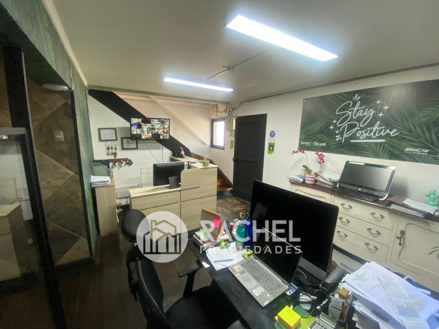SE ARRIENDA AMPLIA CASA COMERCIAL CON OFICINAS
