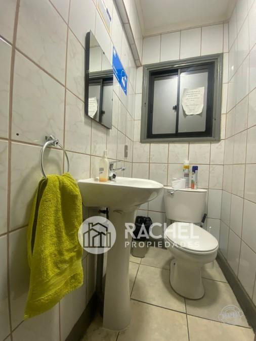 SE ARRIENDA AMPLIA CASA COMERCIAL CON OFICINAS