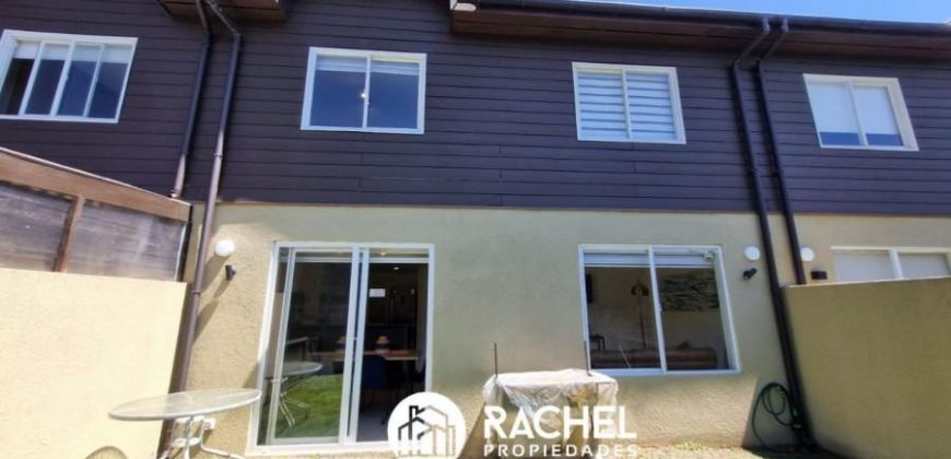 EN VENTA CASA DE 3 DORMITORIOS COMPLETAMENTE AMOBLADA EN CONDOMINIO LOS ROBLES III – PUCON.