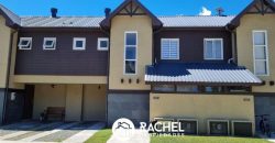 EN VENTA CASA DE 3 DORMITORIOS COMPLETAMENTE AMOBLADA EN CONDOMINIO LOS ROBLES III – PUCON.