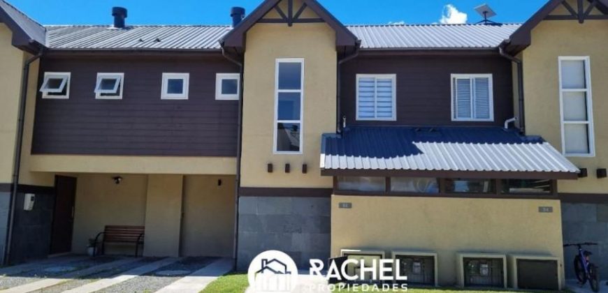 EN VENTA CASA DE 3 DORMITORIOS COMPLETAMENTE AMOBLADA EN CONDOMINIO LOS ROBLES III – PUCON.