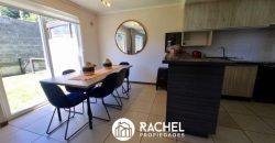 EN VENTA CASA DE 3 DORMITORIOS COMPLETAMENTE AMOBLADA EN CONDOMINIO LOS ROBLES III – PUCON.