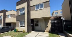 SE VENDE MODERNA CASA MEDITERRÁNEA SEMI NUEVA EN CONDOMINIO – Fundo el Carmen
