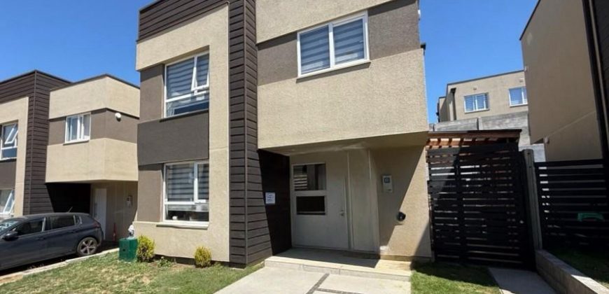 SE VENDE MODERNA CASA MEDITERRÁNEA SEMI NUEVA EN CONDOMINIO – Fundo el Carmen