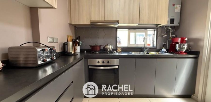 SE VENDE MODERNA CASA MEDITERRÁNEA SEMI NUEVA EN CONDOMINIO – Fundo el Carmen