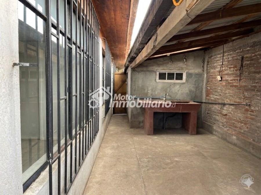 VENDEMOS CASA DE 3 DORMITORIOS EN GRAN SITIO EN LA CIUDAD DE LOS ÁNGELES CON APTITUD COMERCIAL Y HABITACIONAL EN AVENIDA PRINCIPAL