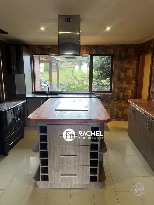 EN VENTA CASA DE 5 DORMITORIOS VISTA AL LAGO Y VOLCAN