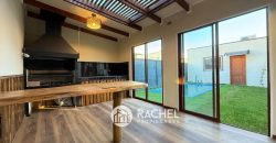 SE VENDE CASA CON 5 DORMITORIOS- QUINCHO Y PISCINA- Cumbres del Sur