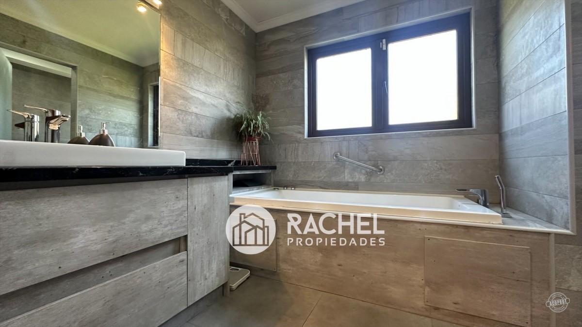 VENTA DE GRAN CASA EN CONDOMNIO PORTAL DE LA FRONTERA