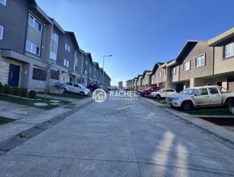 SE ARRIENDA MODERNA CASA TOWNHOUSE NUEVA CONDOMINIO BOTROLHUE – TEMUCO.