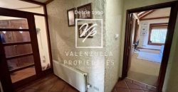 Sector residencial exclusivo 300m2 5 Dormitorios 5 Baños Quincho, Bodega, Piscina, Estar, Amplios Espacios Comunes, Calefacción central a petróleo, Tipo Condominio