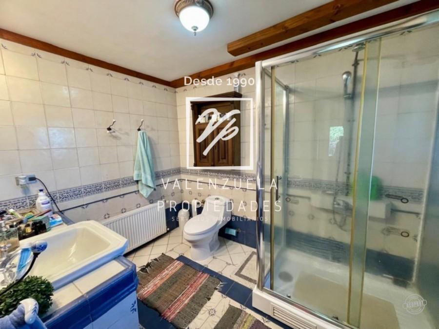 Sector residencial exclusivo 300m2 5 Dormitorios 5 Baños Quincho, Bodega, Piscina, Estar, Amplios Espacios Comunes, Calefacción central a petróleo, Tipo Condominio