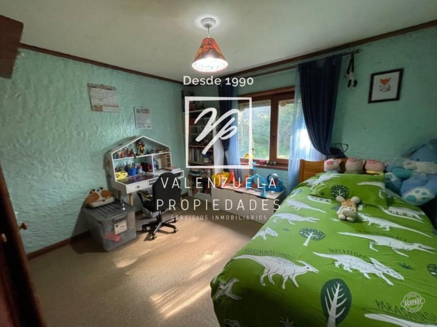 Sector residencial exclusivo 300m2 5 Dormitorios 5 Baños Quincho, Bodega, Piscina, Estar, Amplios Espacios Comunes, Calefacción central a petróleo, Tipo Condominio