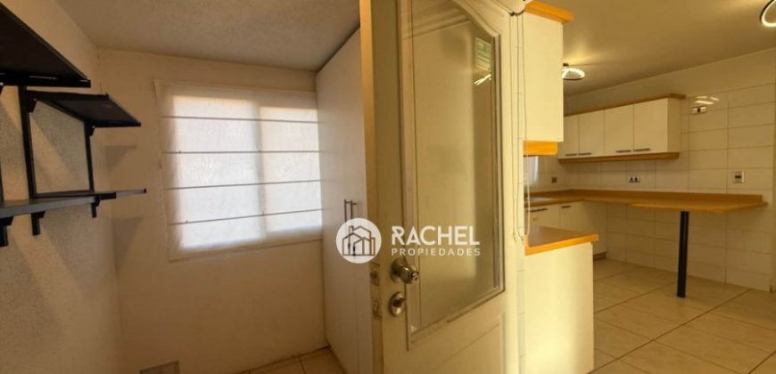 SE ARRIENDA IMPECABLE CASA CON QUINCHO – Sector Los Conquistadores
