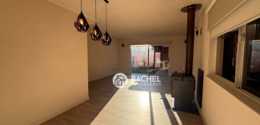 SE ARRIENDA IMPECABLE CASA CON QUINCHO – Sector Los Conquistadores