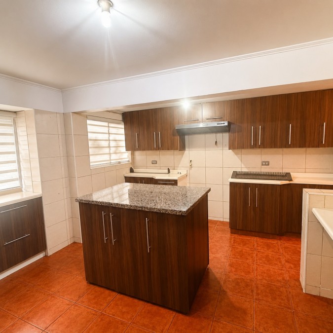 SE ARRIENDA CASA 4 DORMITORIOS 3 BAÑOS + QUINCHO BARRIO LOS CONQUISTADORES