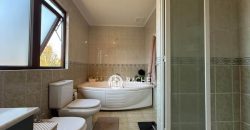 SE VENDE HERMOSA CASA 5D CON QUINCHO Y PISCINA EN PASAJE CERRADO -Sector Barrio Inglés