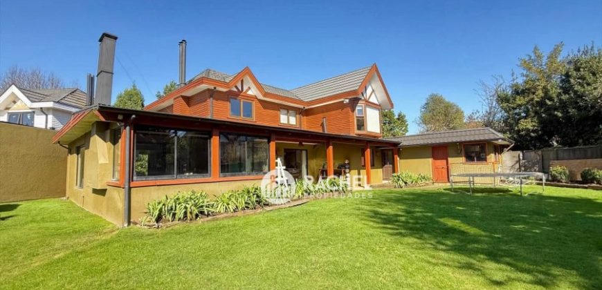 SE VENDE CASA CON GRAN TERRENO PASAJE CERRADO- Sector Barrio Inglés