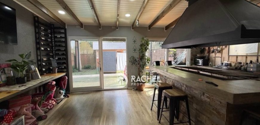 SE ARRIENDA HERMOSA CASA CON QUINCHO EN CONDOMINIO- Sector Barrio Francés