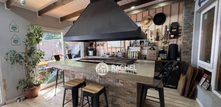 SE ARRIENDA HERMOSA CASA CON QUINCHO EN CONDOMINIO- Sector Barrio Francés