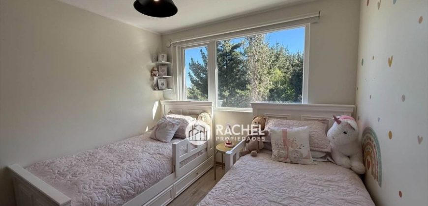 SE ARRIENDA HERMOSA CASA CON QUINCHO EN CONDOMINIO- Sector Barrio Francés