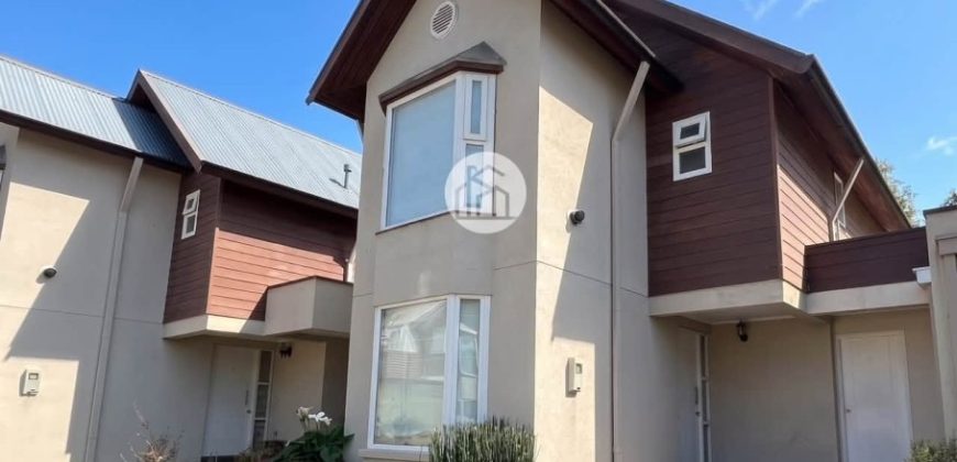 SE ARRIENDA IMPECABLE CASA CON QUINCHO – Condominio Altos del Maipo