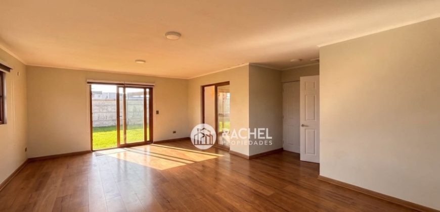 SE VENDE HERMOSA CASA CON GRAN TERRENO- Condominio Mediterráneo