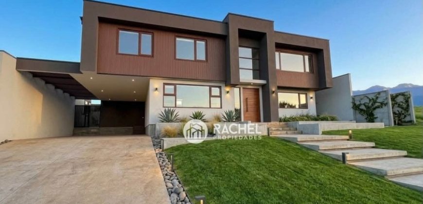 Se Vende Hermosa Casa Mediterránea Nueva en Condominio – Lomas del Carmen