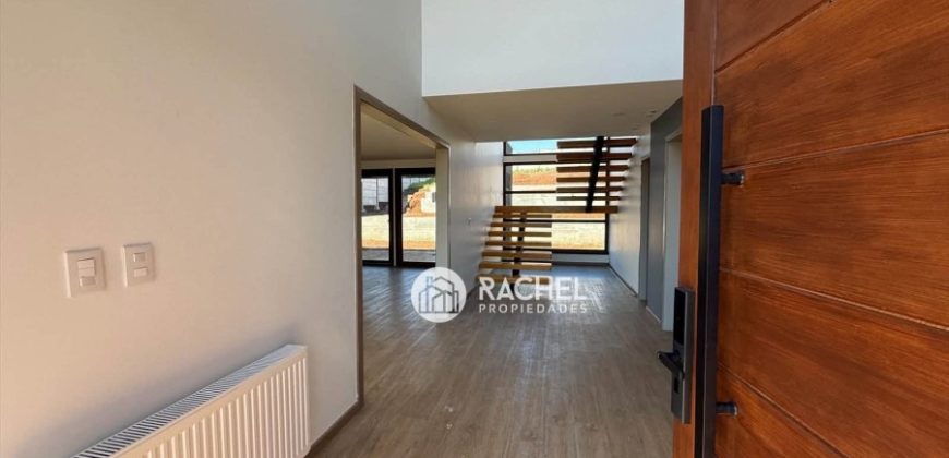 Se Vende Hermosa Casa Mediterránea Nueva en Condominio – Lomas del Carmen