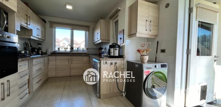 SE VENDE ESPECTACULAR CASA CON ALTA EFICIENCIA ENERGÉTICA- Sector Poniente